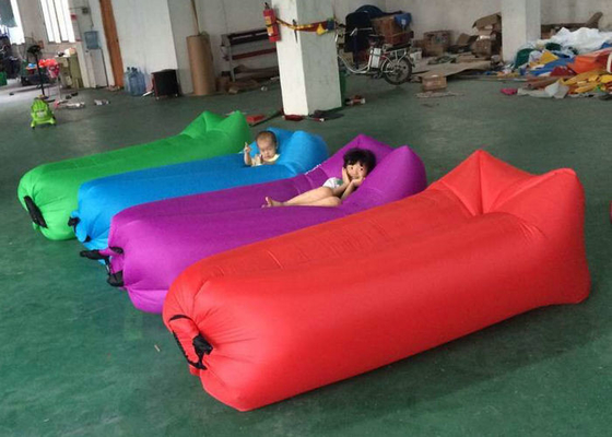 Impressão colorida facilmente levando do sofá-cama inflável para o descanso da praia
