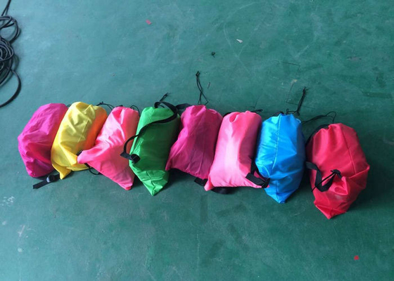 Impressão colorida facilmente levando do sofá-cama inflável para o descanso da praia