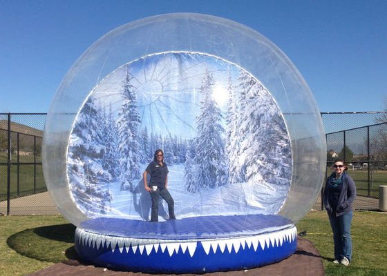 Divertimento que joga a jarda inflável, globo humano do globo da neve da neve que toma fotos para dentro