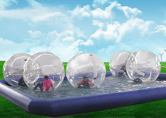 O homem fez o logotipo inflável da piscina que imprime técnicas de costura quádruplas