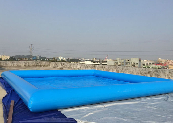 O homem fez o logotipo inflável da piscina que imprime técnicas de costura quádruplas