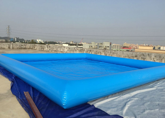 O homem fez o logotipo inflável da piscina que imprime técnicas de costura quádruplas