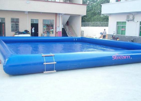 O homem fez o logotipo inflável da piscina que imprime técnicas de costura quádruplas