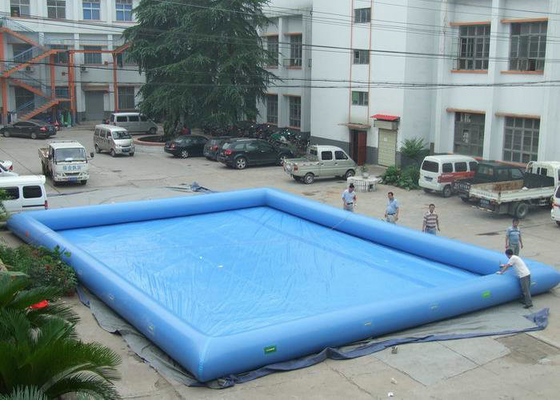 A associação inflável do retângulo móvel, inflável acima da terra associa a instalação fácil