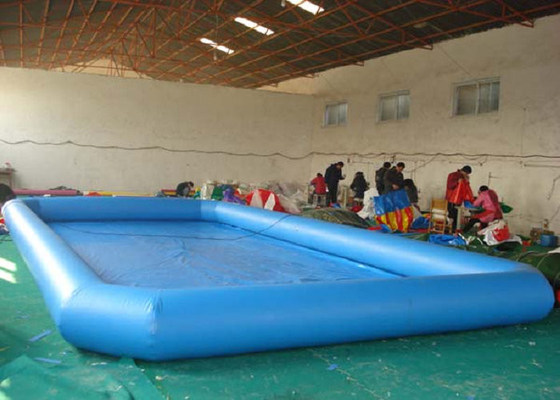 A associação inflável do retângulo móvel, inflável acima da terra associa a instalação fácil