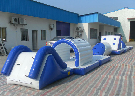 Os brinquedos infláveis amigáveis da água de Eco rasgam o curso de obstáculo Bouncy resistente