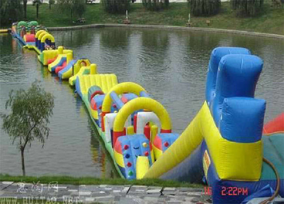Os brinquedos infláveis amigáveis da água de Eco rasgam o curso de obstáculo Bouncy resistente