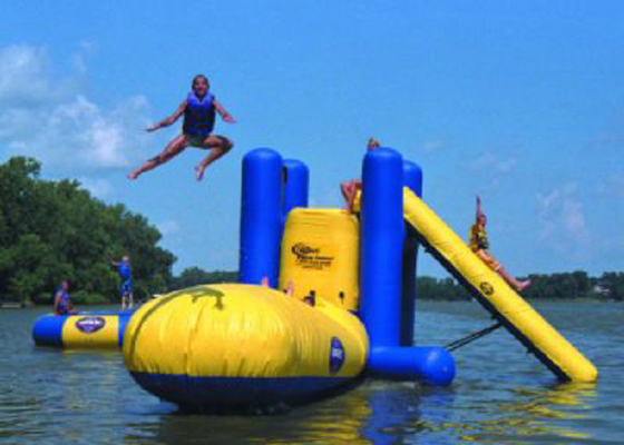 Brinquedos infláveis do lago safety alta, brinquedos da associação do divertimento com gota inflável da água