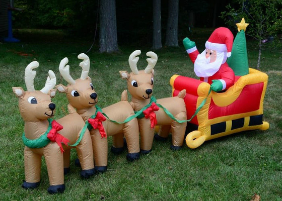 Decorações infláveis do feriado de Papai Noel com a linha dobro das renas costurada
