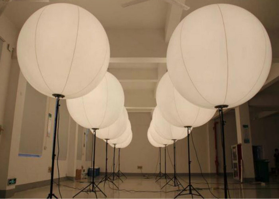 A decoração da noite ilumina acima o brilho alto de Inflatables para o banquete de casamento