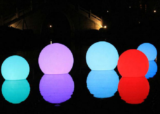 O diodo emissor de luz colorido ilumina acima o balão de ar do hélio do PVC de Inflatables para a propaganda do céu