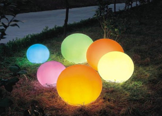O diodo emissor de luz colorido ilumina acima o balão de ar do hélio do PVC de Inflatables para a propaganda do céu
