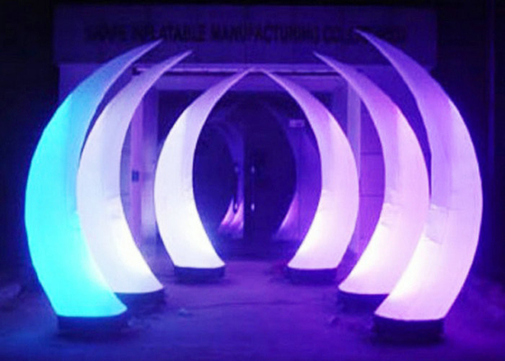 Os chifres dados forma iluminam acima a linha dobro de Inflatables costurada para o desempenho da fase