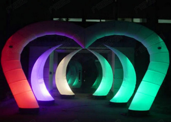 Os chifres dados forma iluminam acima a linha dobro de Inflatables costurada para o desempenho da fase