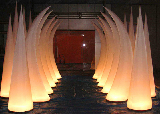 Os chifres dados forma iluminam acima a linha dobro de Inflatables costurada para o desempenho da fase