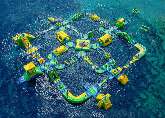 O parque inflável feito sob medida enorme da água verde/amarelo imprimiu para o campo de jogos do oceano