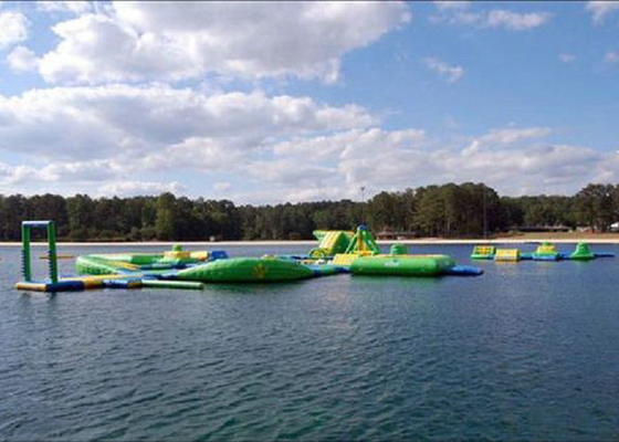 O parque inflável feito sob medida enorme da água verde/amarelo imprimiu para o campo de jogos do oceano