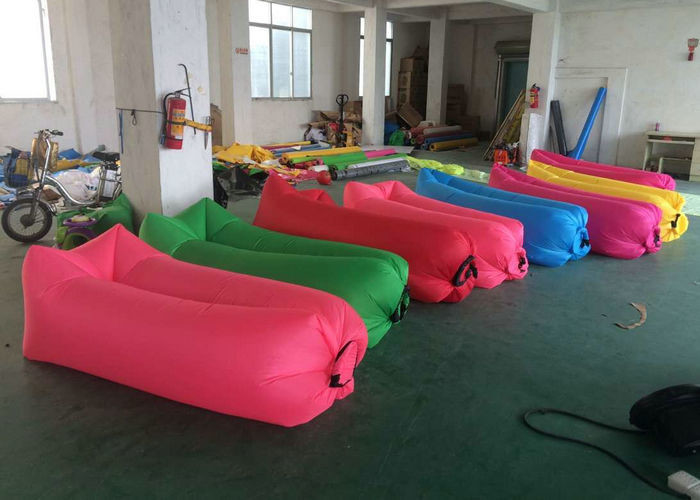 Impressão colorida facilmente levando do sofá-cama inflável para o descanso da praia