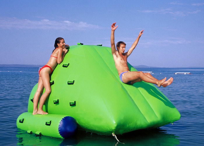 Cofre forte personalizado 4.5m inflável colorido da altura do iceberg 3m para o jogo do divertimento