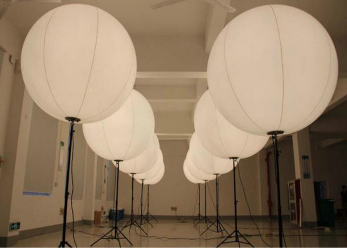 A decoração da noite ilumina acima o brilho alto de Inflatables para o banquete de casamento