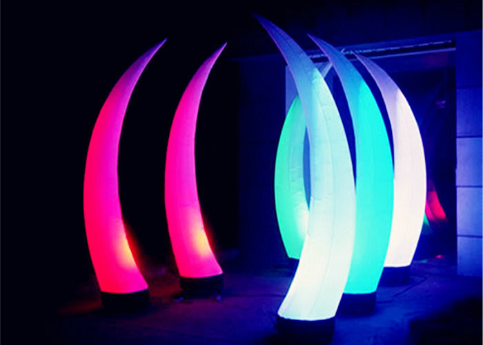 Os chifres dados forma iluminam acima a linha dobro de Inflatables costurada para o desempenho da fase