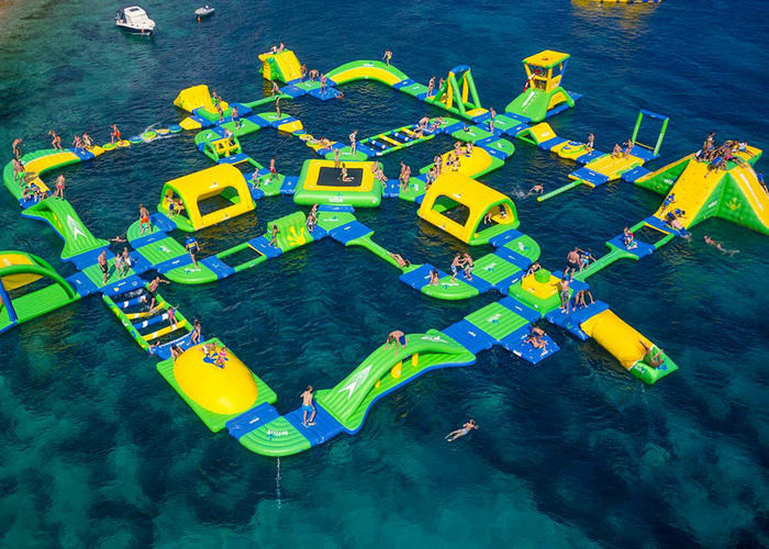 O parque inflável feito sob medida enorme da água verde/amarelo imprimiu para o campo de jogos do oceano